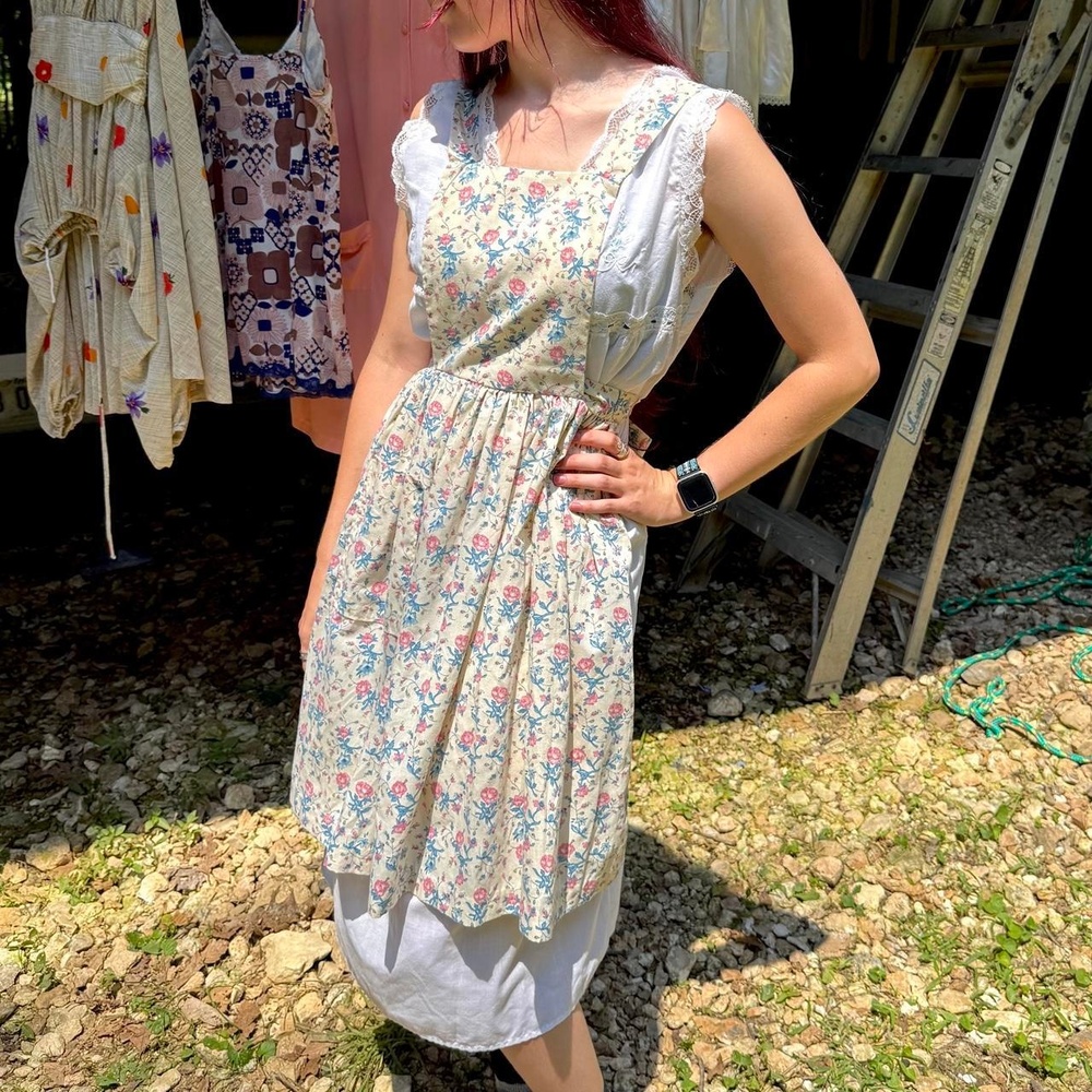 Beautiful 50s ditsy floral cotton pinafore apron dress w/ gathered skirt